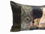 housse de coussin portrait de femme sur velours details