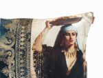 housse de coussin portrait de femme sur velours ornement dore detailsjpg